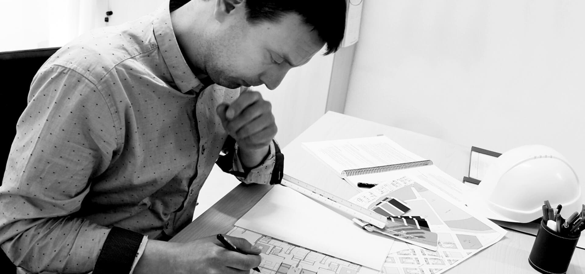 Nacho Cotelo arquitecto trabajando en su estudio