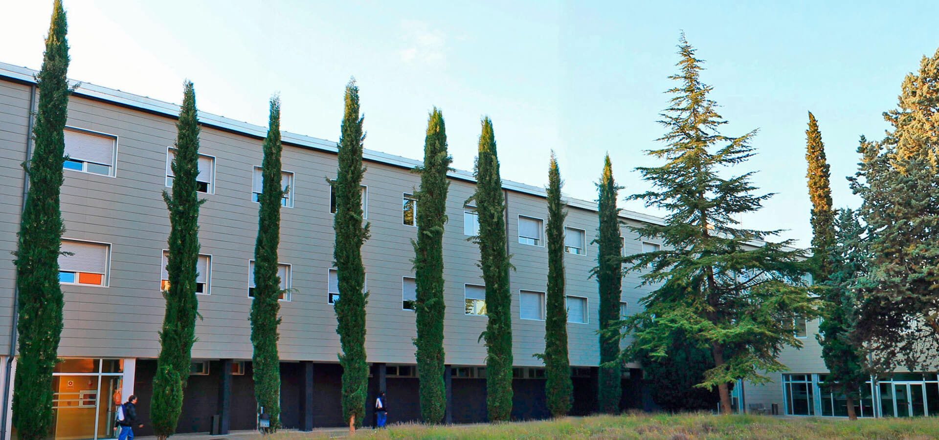Fachada de edificio de la Universidad de La Rioja